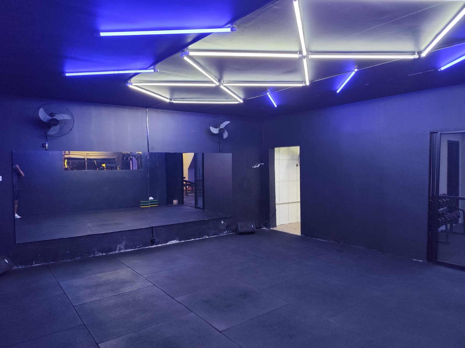 Sala ampla para aulas e atividades